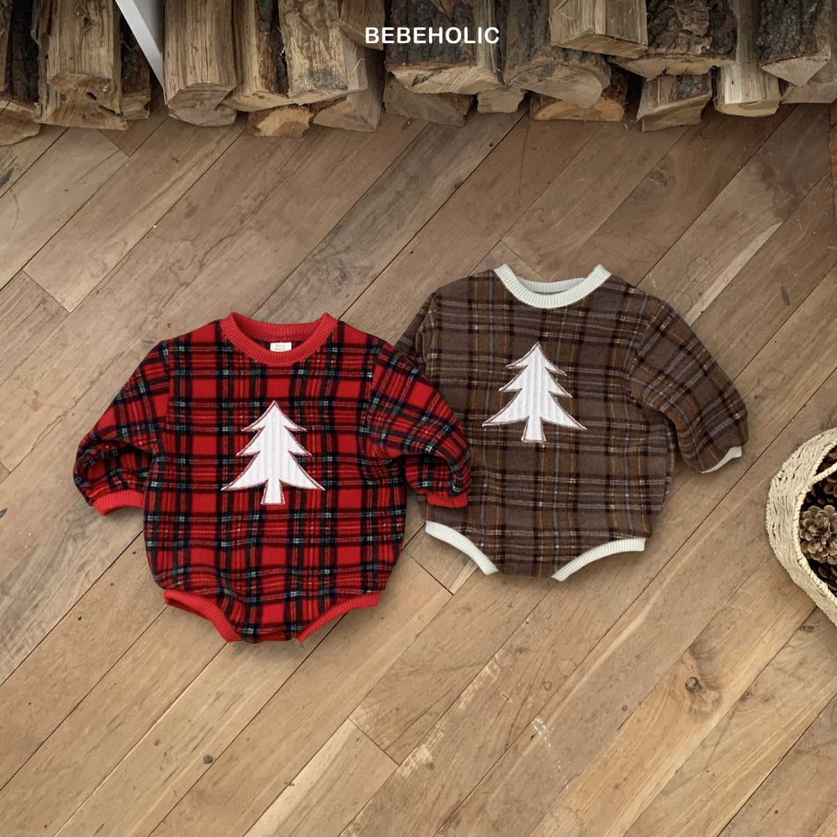 Baby im Tartan Tree Suit – klassischer Weihnachts-Romper für Babys