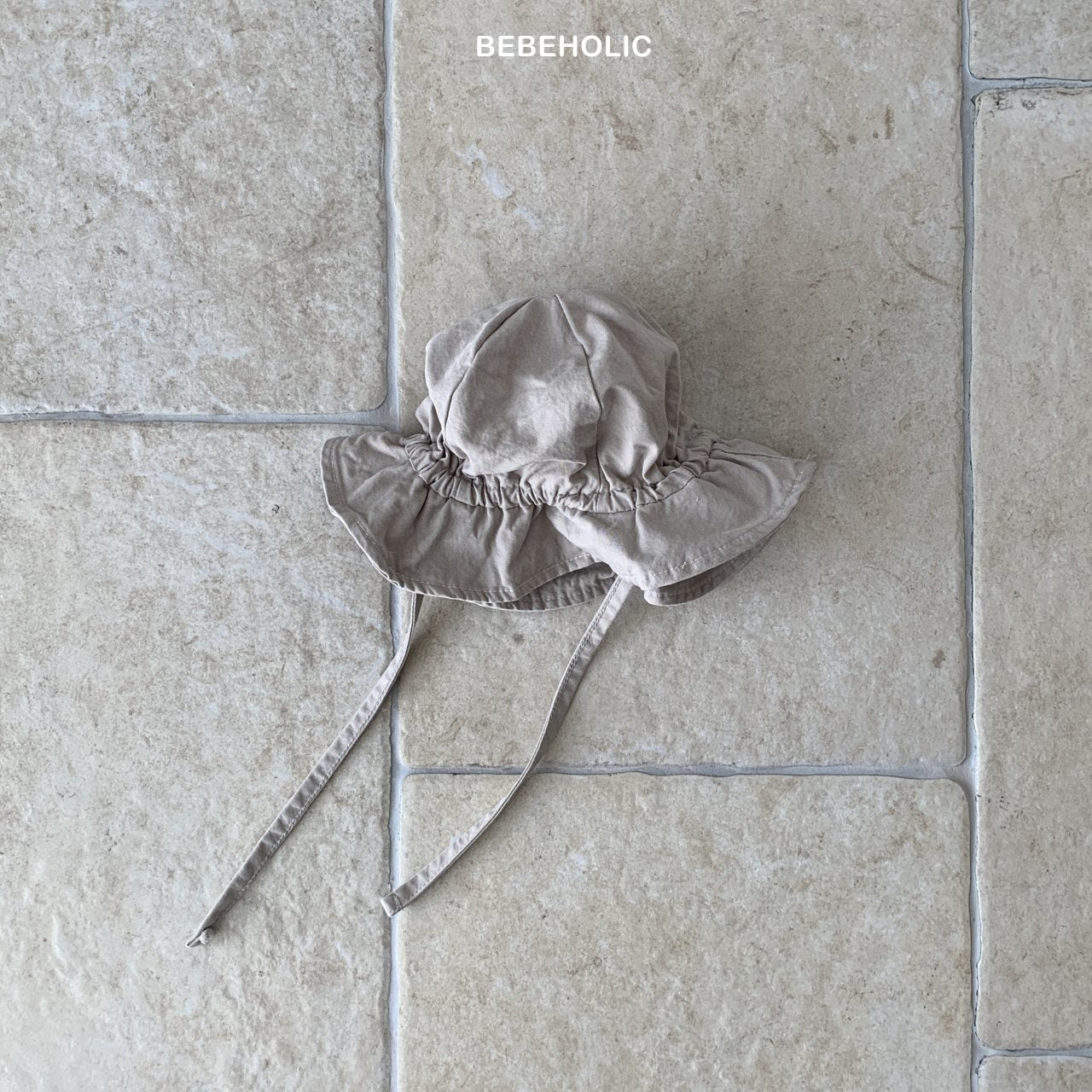 Vintage Bucket Hat für Babys – Stilvoller Baby-Hut mit Kinnband in sanften Farben