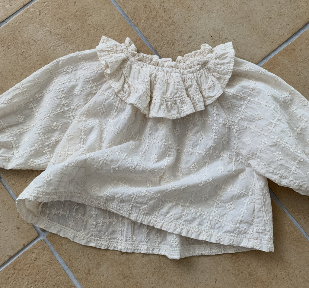 Cape Blouse für Babys – Romantische Baby-Bluse mit Rüschenkragen und Spitzendetails