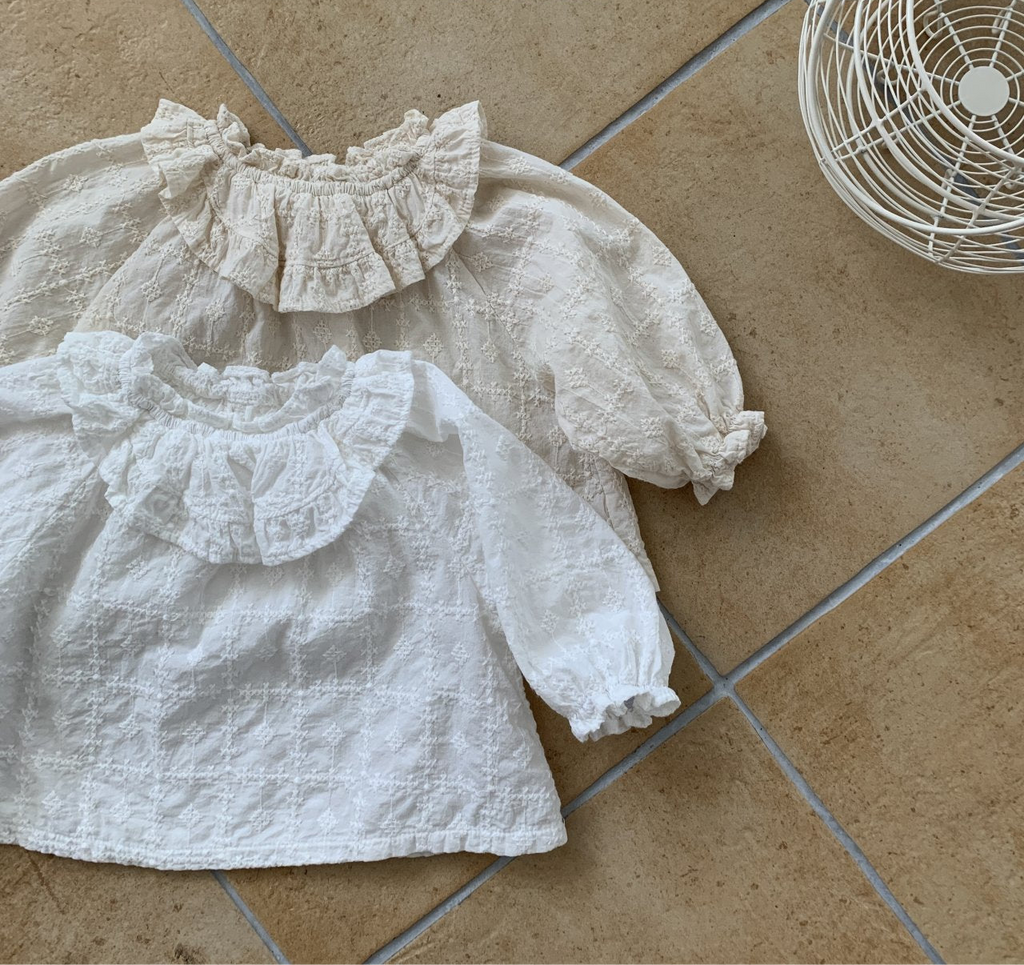 Cape Blouse für Babys – Romantische Baby-Bluse mit Rüschenkragen und Spitzendetails