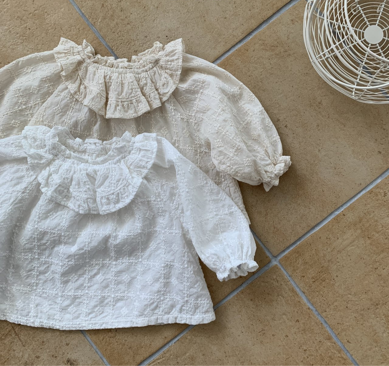 Cape Blouse für Babys – Romantische Baby-Bluse mit Rüschenkragen und Spitzendetails