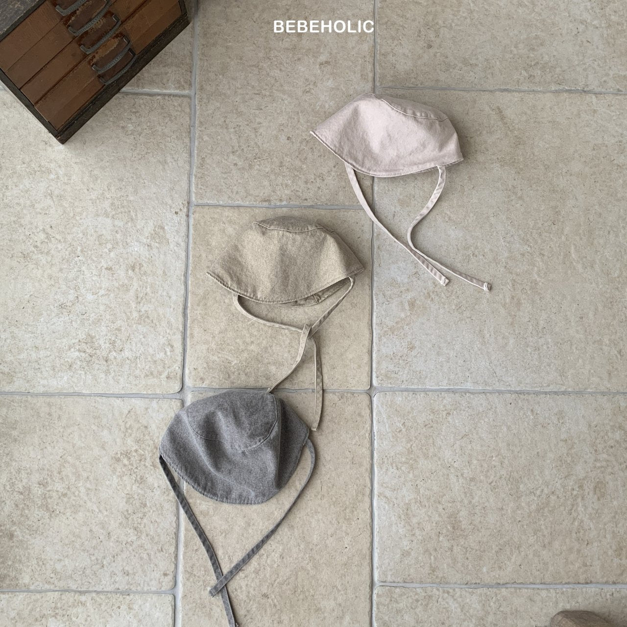Rider Hat für Babys – Weicher Baby-Hut mit Kinnband in neutralen Farben