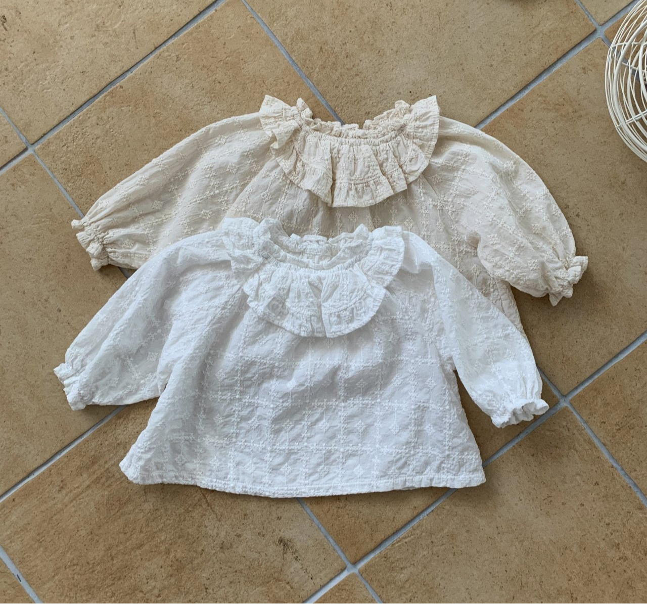 Cape Blouse für Babys – Romantische Baby-Bluse mit Rüschenkragen und Spitzendetails