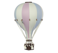 Ein vielseitiger dekorativer Ballon – Beige, Mint, Grau und Lila | Einzigartiges Heißluftballon-Ornament für Ihr Zuhause von Superballoon mit einem pastellfarbenen Farbschema mit vertikalen Streifen in Hellblau, Rosa und Weiß. Unter dem Ballon hängt ein kleiner brauner Weidenkorb, an dem Seile und Sandsäcke befestigt sind. Dieser dekorative Ballon ist isoliert auf einem weißen Hintergrund.