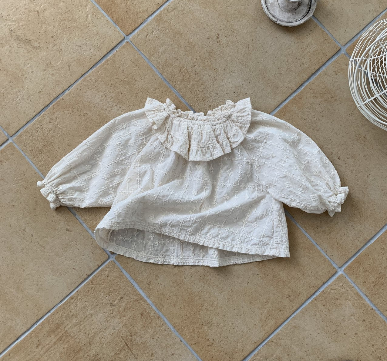 Cape Blouse für Babys – Romantische Baby-Bluse mit Rüschenkragen und Spitzendetails