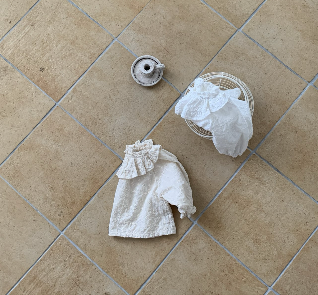 Cape Blouse für Babys – Romantische Baby-Bluse mit Rüschenkragen und Spitzendetails