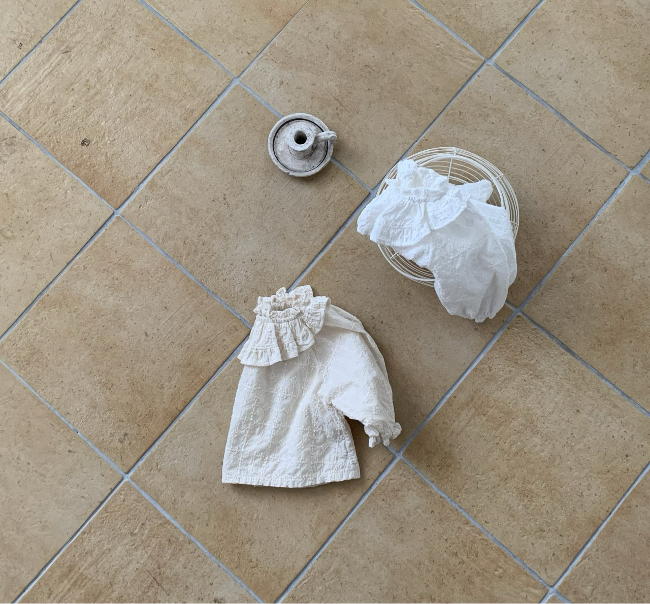 Cape Blouse für Babys – Romantische Baby-Bluse mit Rüschenkragen und Spitzendetails