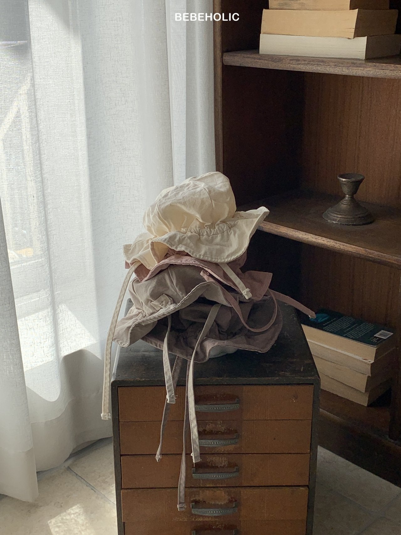 Vintage Bucket Hat für Babys – Stilvoller Baby-Hut mit Kinnband in sanften Farben