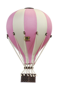 Ein rosa-weiß gestreifter Heißluftballon mit einer kleinen rechteckigen Flagge mit der Aufschrift „Super Balloon“ an der Seite. Der Korb ist dunkelbraun und mit weißen Seilen mit dem Ballon verbunden, was diesen dekorativen Ballon – BEIGE/PUDERROSA von Superballoon zu einem bezaubernden Mittelpunkt macht. Der Ballon ist isoliert auf einem weißen Hintergrund.