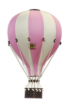 Ein rosa-weiß gestreifter Heißluftballon mit einer kleinen rechteckigen Flagge mit der Aufschrift „Super Balloon“ an der Seite. Der Korb ist dunkelbraun und mit weißen Seilen mit dem Ballon verbunden, was diesen dekorativen Ballon – BEIGE/PUDERROSA von Superballoon zu einem bezaubernden Mittelpunkt macht. Der Ballon ist isoliert auf einem weißen Hintergrund.