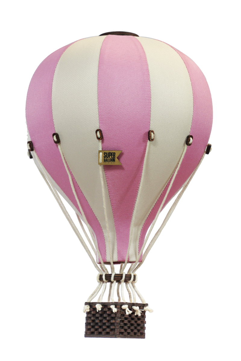 Ein rosa-weiß gestreifter Heißluftballon mit einer kleinen rechteckigen Flagge mit der Aufschrift „Super Balloon“ an der Seite. Der Korb ist dunkelbraun und mit weißen Seilen mit dem Ballon verbunden, was diesen dekorativen Ballon – BEIGE/PUDERROSA von Superballoon zu einem bezaubernden Mittelpunkt macht. Der Ballon ist isoliert auf einem weißen Hintergrund.