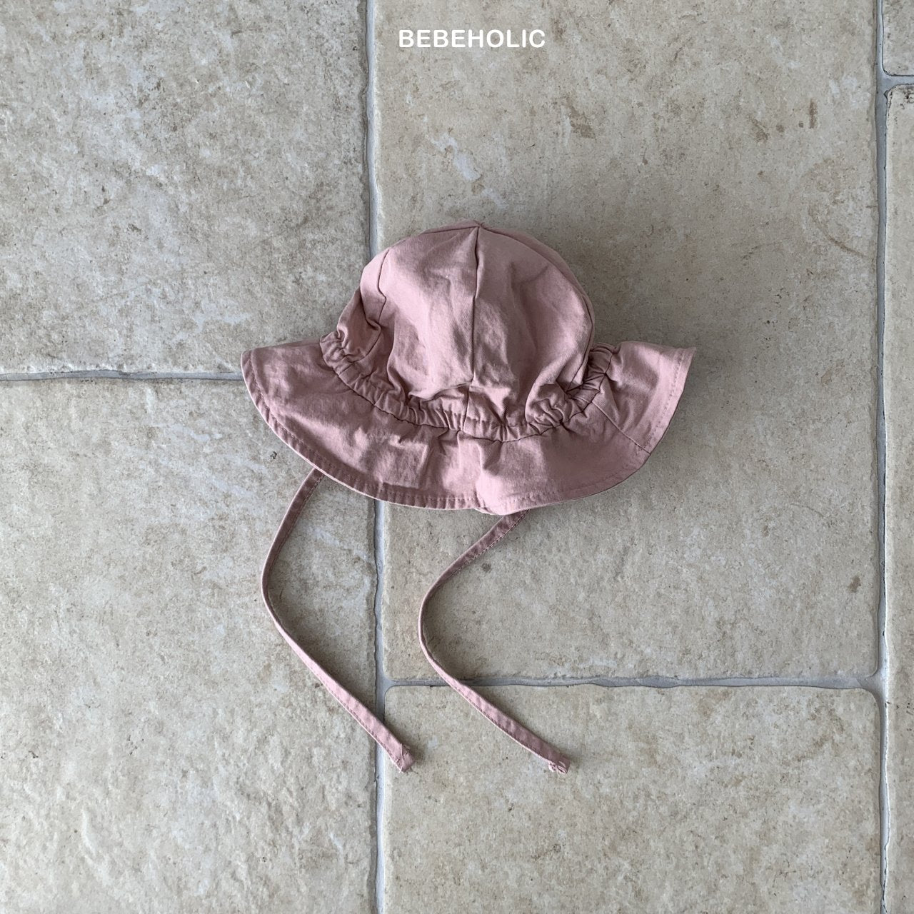 Vintage Bucket Hat für Babys – Stilvoller Baby-Hut mit Kinnband in sanften Farben