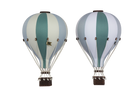 Zwei Heißluftballons in den Farben WEISS/MINZE/GRÜN mit blauen, weißen und mintgrünen Paneelen stehen nebeneinander. Unter jedem Ballon befindet sich ein kleiner Weidenkorb. Die Ballons haben ein uriges Vintage-Design, das ein Gefühl von Nostalgie und Abenteuer weckt.
