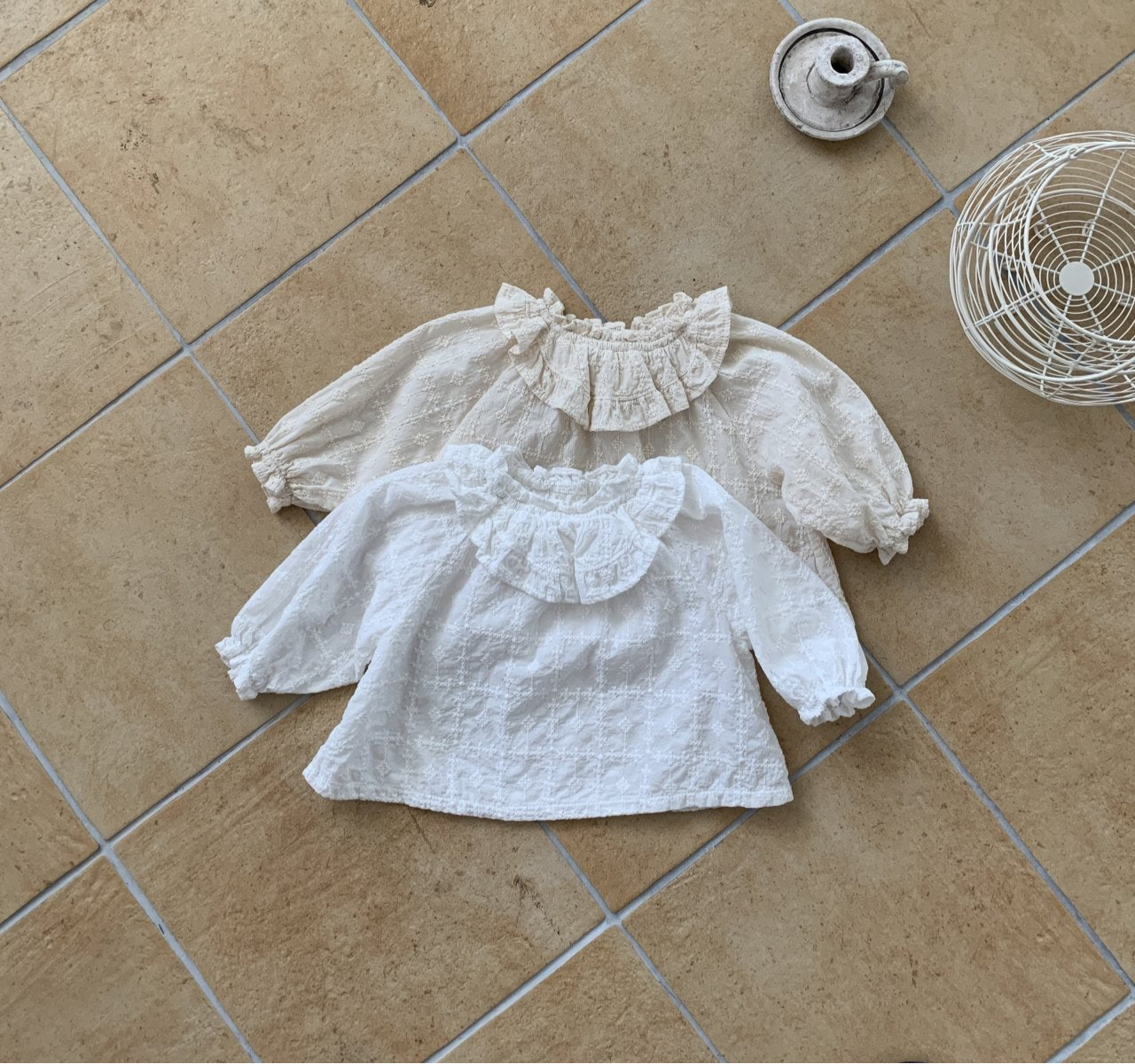 Cape Blouse für Babys – Romantische Baby-Bluse mit Rüschenkragen und Spitzendetails