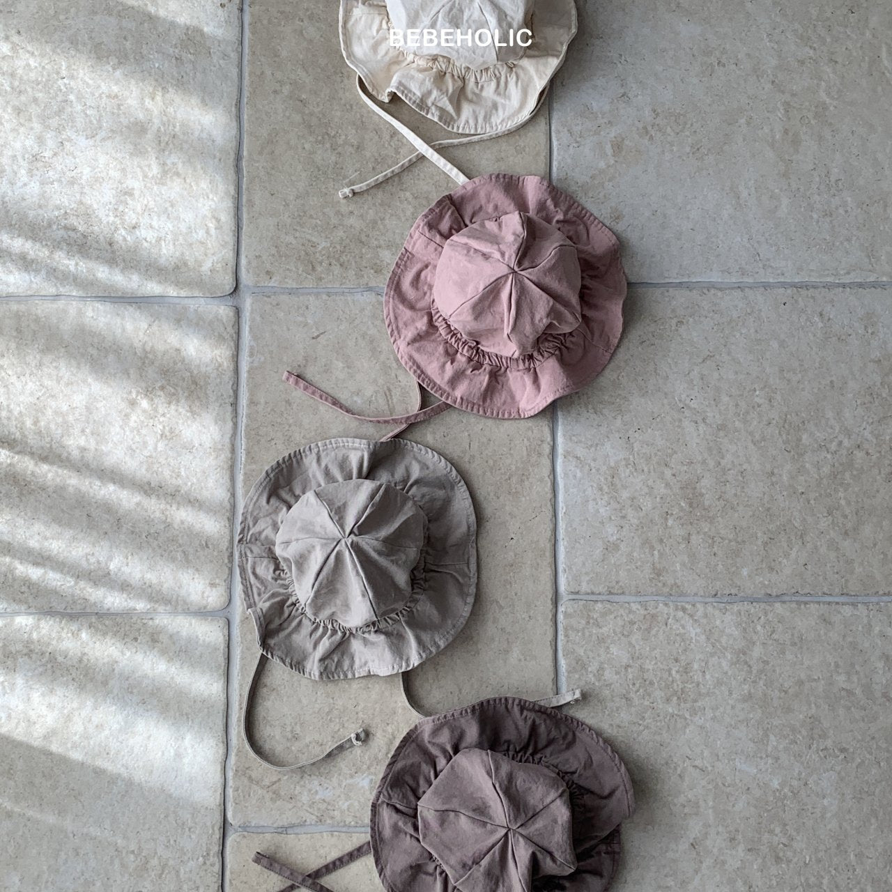 Vintage Bucket Hat für Babys – Stilvoller Baby-Hut mit Kinnband in sanften Farben