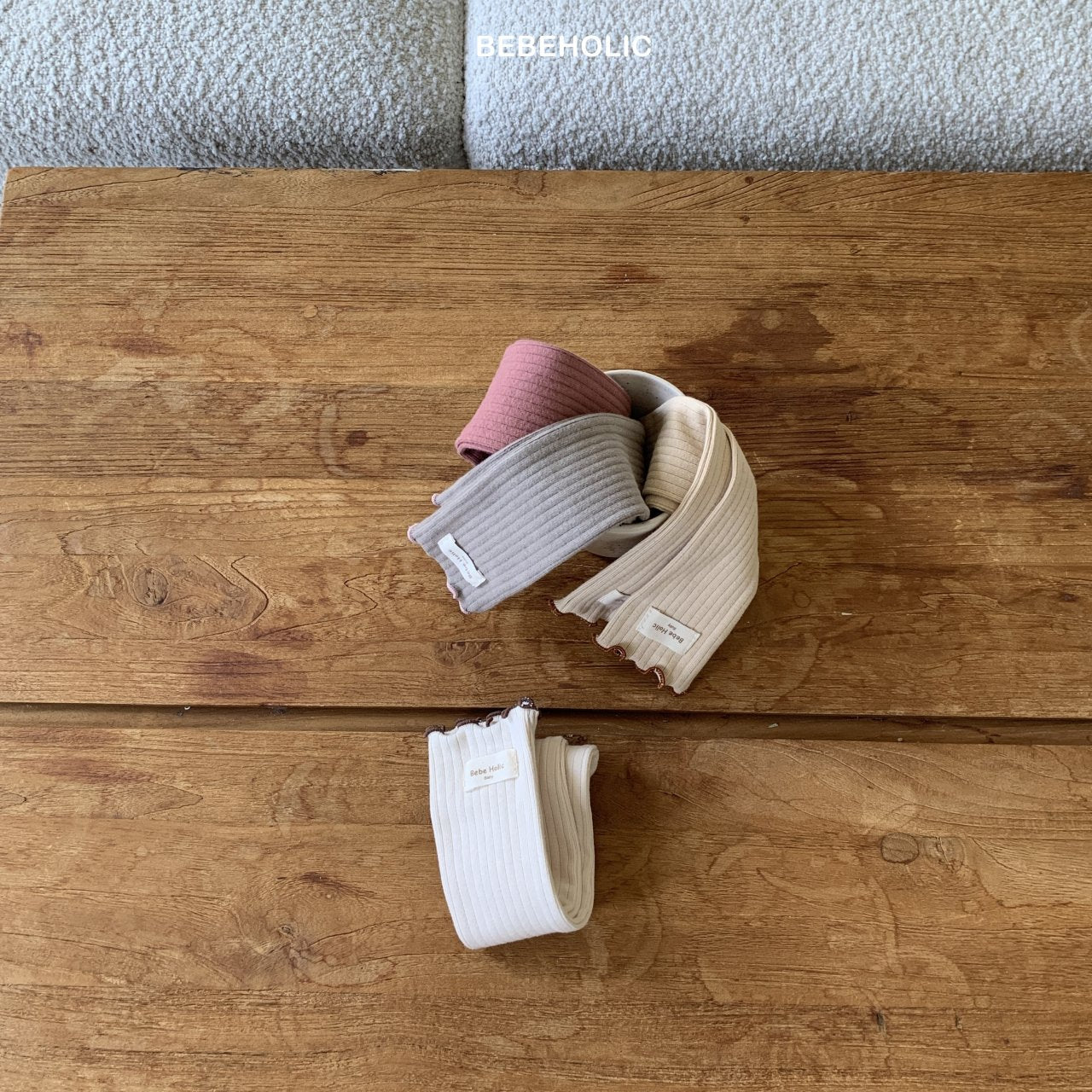 Wave Knee Socks für Babys – Weiche Kniestrümpfe mit gewelltem Rand in sanften Farben