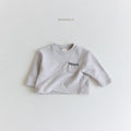 Ein hellgraues Langarmshirt für Babys mit einer kleinen Tasche auf der linken Brust. Das Wiki-T-Shirt, perfekt für stylische Babys, liegt flach auf einem schlichten weißen Hintergrund, wobei der Markenname „Bebe Holic“ oben im Bild sichtbar ist.