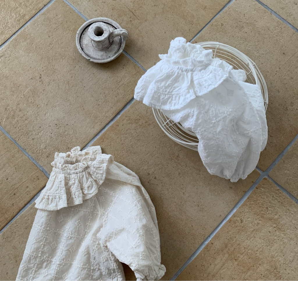 Cape Blouse für Babys – Romantische Baby-Bluse mit Rüschenkragen und Spitzendetails