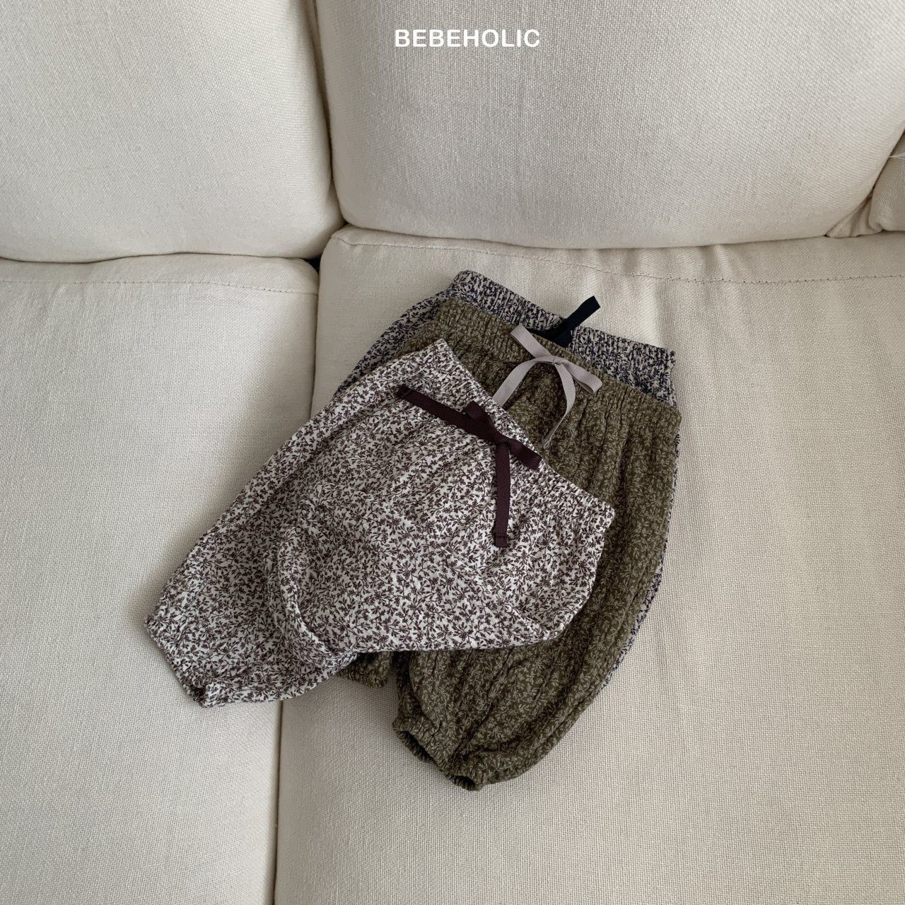 Hush Flower Pants für Babys – Weiche Baby-Hosen mit Blumendruck und elastischem Bund