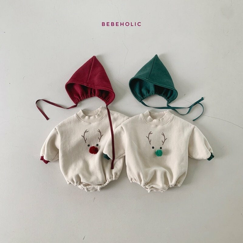 Baby trägt Deer Bonnet Set – festliches Weihnachtsoutfit mit abnehmbarer Nase