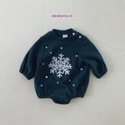 Ein dunkelgrüner Baby-Strampler mit langen Ärmeln, auf dessen Vorderseite eine große weiße Schneeflocke und verstreute weiße Punkte abgebildet sind. Der Markenname „Bebe Holic“ ist in violetter Schrift über dem Strampler aufgedruckt. Der Hintergrund ist eine schlichte, helle Oberfläche mit dezenten Rissen. Dieses Star Bonnet Set passt perfekt zu unserem Star Bonnet Set von Bebe Holic.
