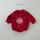 Ein roter Baby-Strampler mit langen Ärmeln und elastischen Bündchen, mit einem großen weißen Schneeflockenmuster in der Mitte und kleinen weißen Punkten, die darüber verstreut sind. Über dem Strampler steht das Wort „Star Bonnet Set“, was ihn perfekt für die himmlische Mode Ihres Kleinen von Bebe Holic macht.