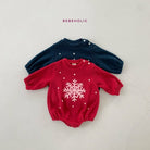 Zwei Strickpullover in Kindergröße liegen flach auf einem hellen Hintergrund. Der obere Pullover ist marineblau mit kleinen weißen Punkten. Der untere Pullover ist rot mit einem großen weißen Schneeflockenmuster und kleinen weißen Punkten. Oben ist der Markenname „Bebe Holic“ zu sehen, der die Star Bonnet Set-Kollektion präsentiert.